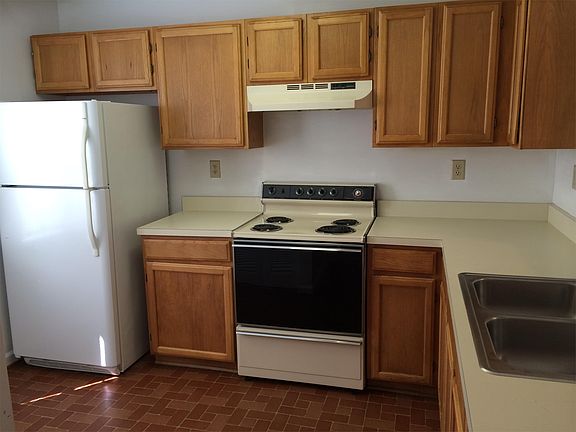 3rd image of 124 Lynnhaven Ct