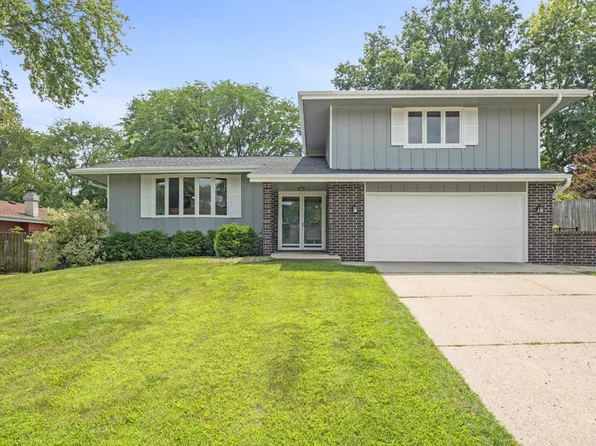 9756 Clark St, Clive, IA 50325
