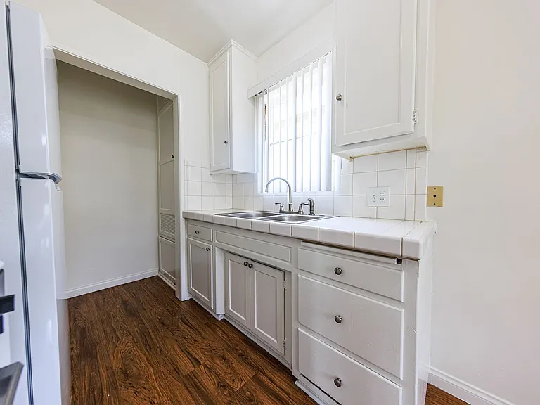650 W Wilson Ave — Photo 28