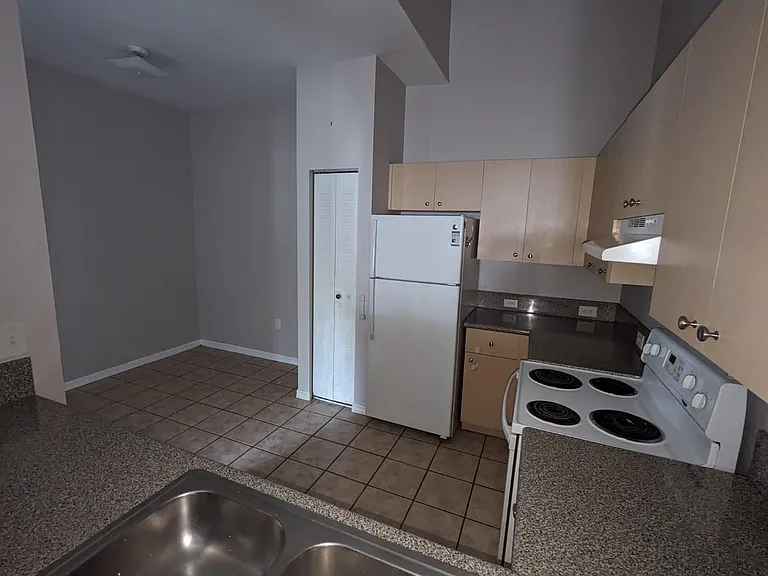 260 Crestwood Cir — Photo 9