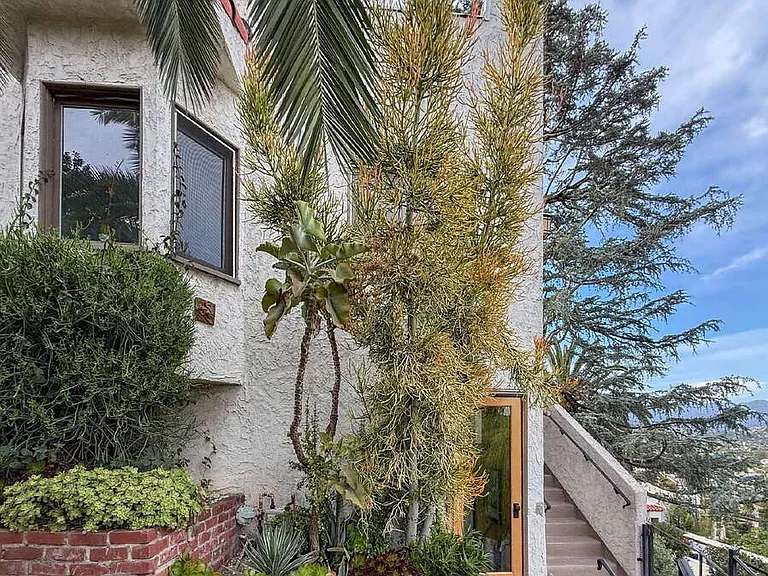 1401 Dartmouth Dr — Photo 1