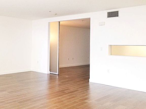 4th image of 901 S Flower St Unit 409