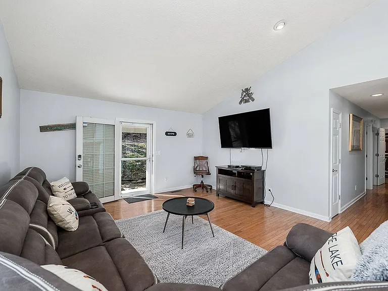 1038 Lakeside Dr — Photo 17