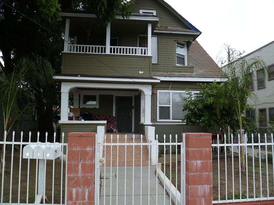 1st image of 135 E 28th St