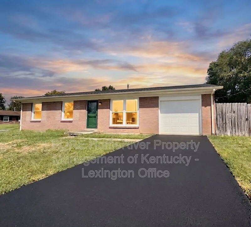 3 bed, 1.5 bath, 1350 sqft, $1,595 — Photo 1
