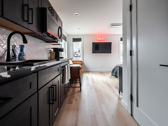 2nd image of 162 Verplanck Ave #3
