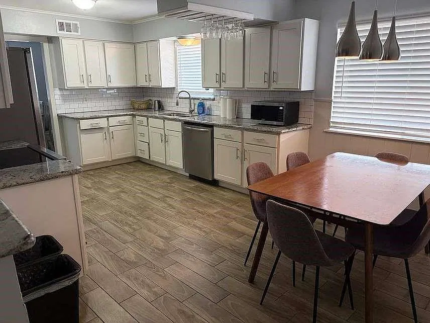 3 bed, 2.0 bath, 2225 sqft, $3,900 — Photo 2