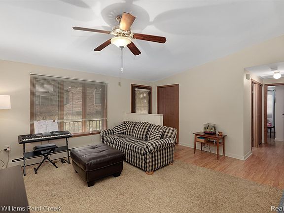 5th image of 975 Woodlane Dr