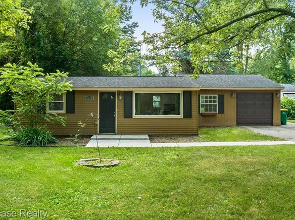 1804 Payson Rd, Walled Lake, MI 48390