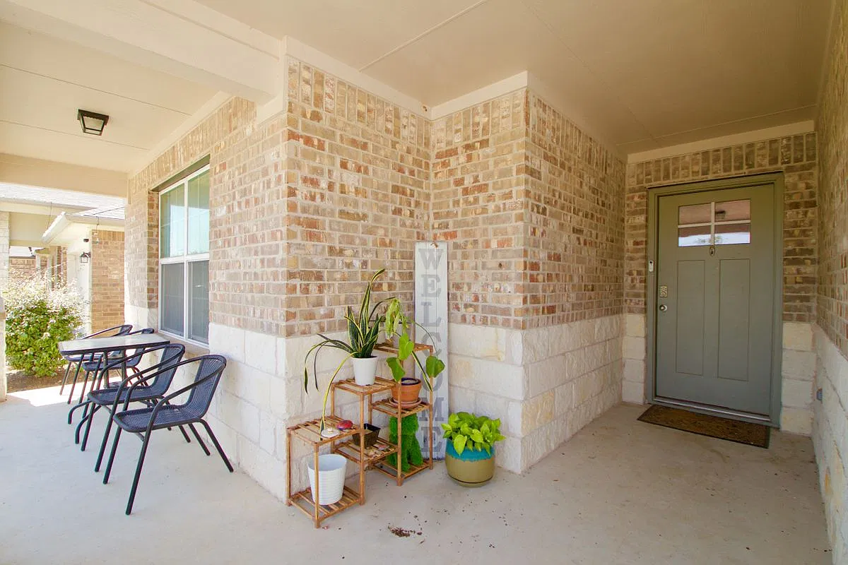 4 bed, 2.0 bath, 2020 sqft, $2,000 — Photo 3