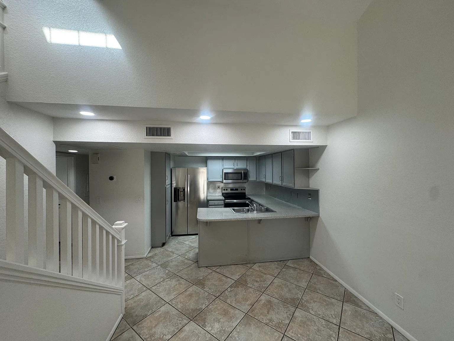 819 N College Ave — Photo 3