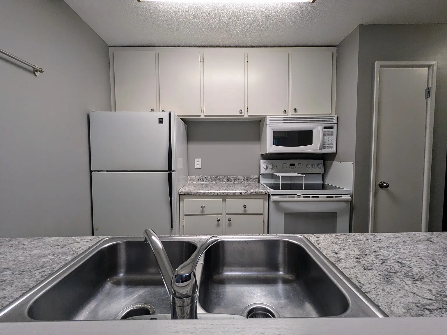 Newly updated 2bdrm 1bath condo with great amenities! 9/1 — Photo 3