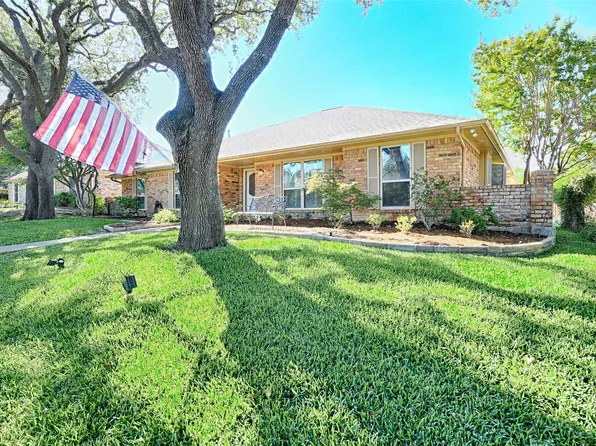 1135 Derbyshire Pl, Carrollton, TX 75007