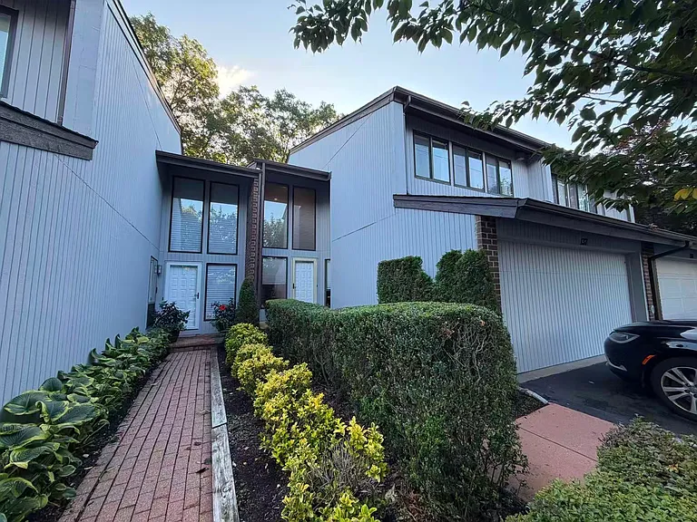 137 Foxwood Dr — Photo 2