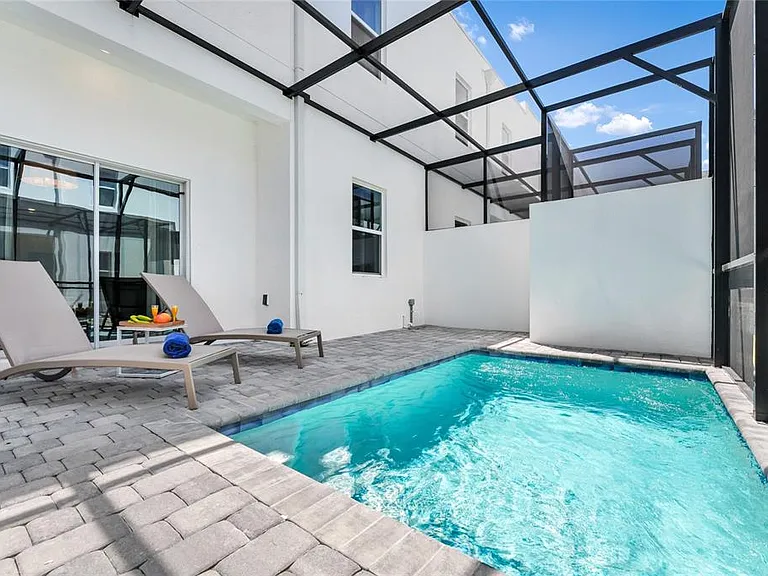 395 Famagusta Dr — Photo 2