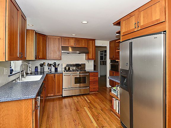 5th image of 1832 Greenplace Ter