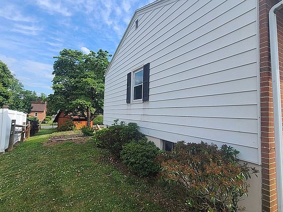 4th image of 326 W Race St