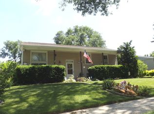 1129 Valley Stream Dr, Wheeling, IL 60090