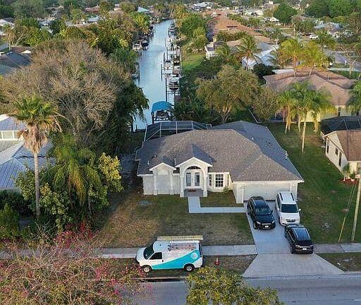 3rd image of 449 NE Airoso Blvd