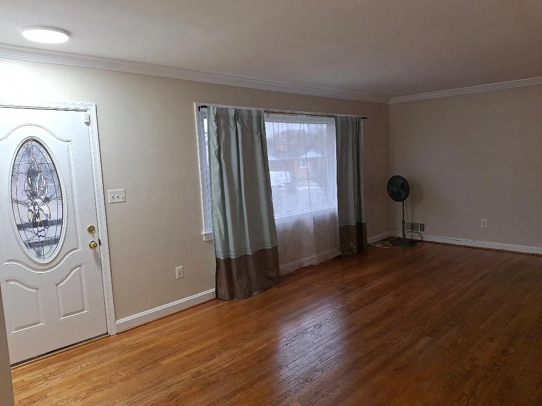 3 bed, 1000 sqft, $2,100 — Photo 1