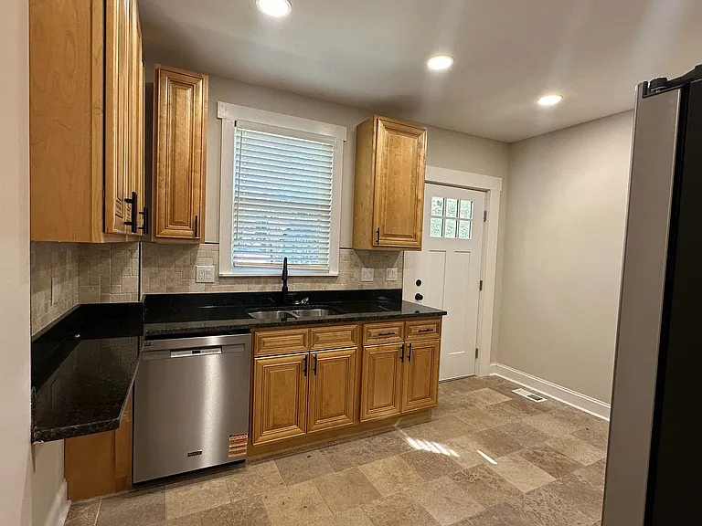 184 E Tompkins St — Photo 12