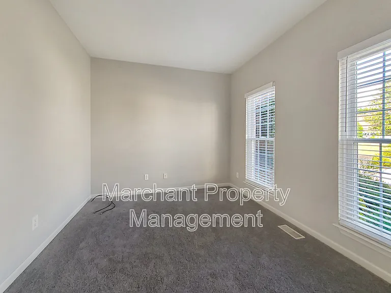 15 Silverthorn Ct — Photo 24