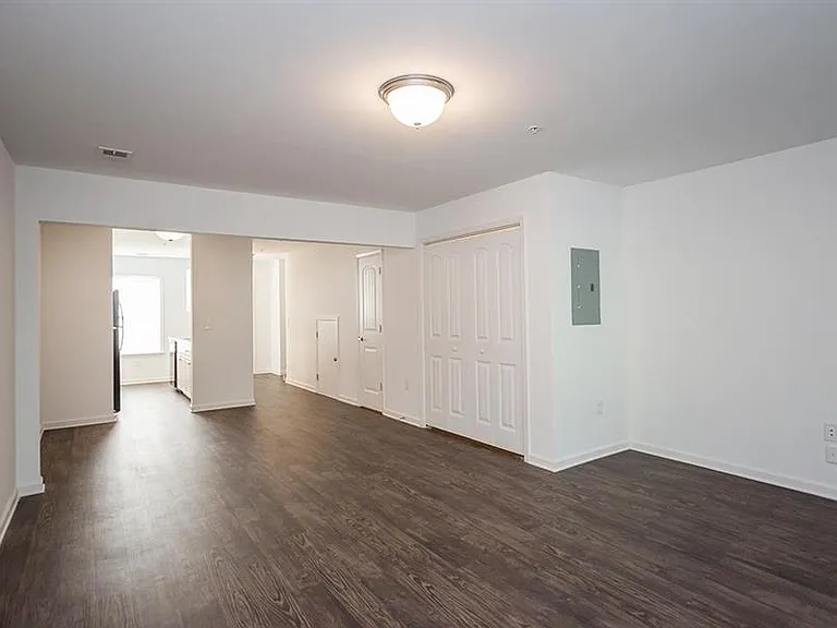 Barrington Apartments — Photo 14