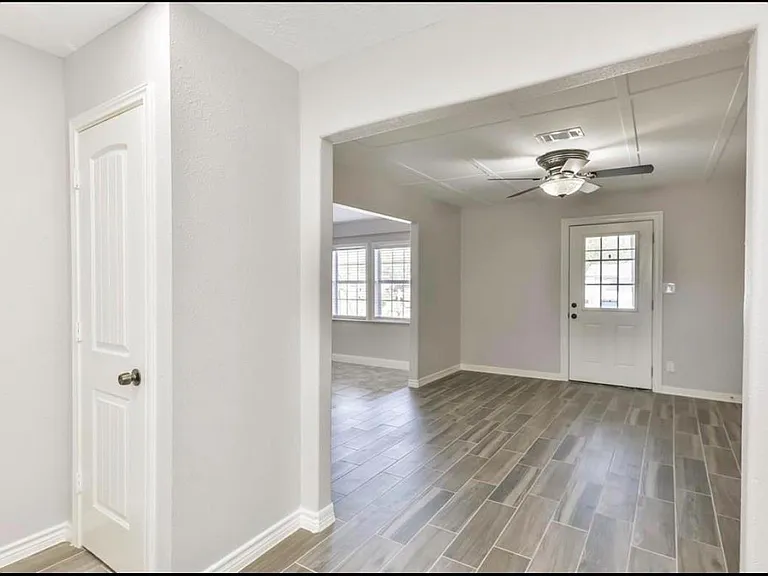 927 W 10th St — Photo 10