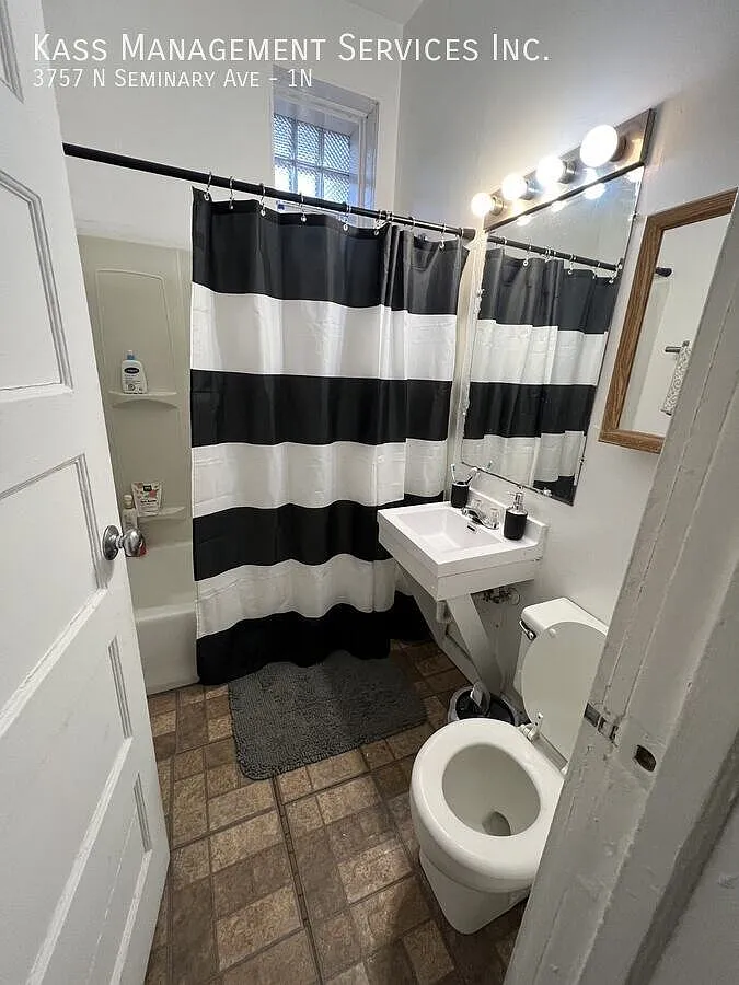 Charming 2 bed 1 bath Apartment Steps from Wrigley — Photo 3