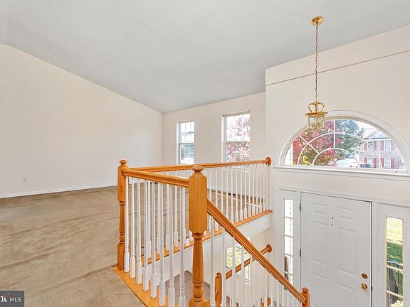 3rd image of 204 Goldenrod Rd