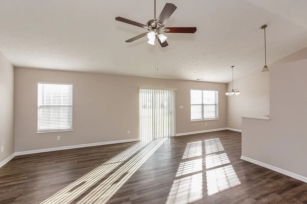 3 bed, 2.0 bath, 1390 sqft, $2,470 — Photo 4