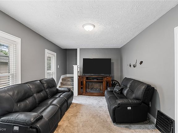 3rd image of 136 Berwyck Dr