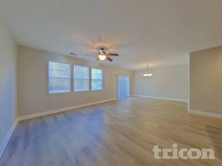 338 Bronze Dr — Photo 2
