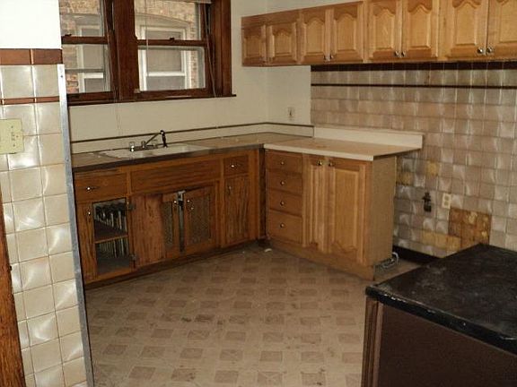 4th image of 1635 S Clarence Ave