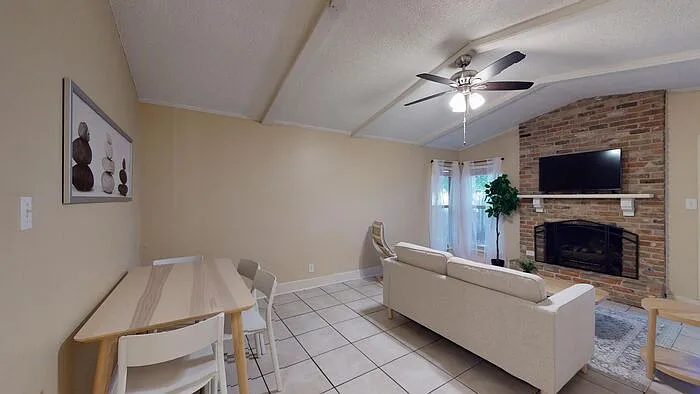 3 bed, 2.0 bath, 1113 sqft, $1,695 — Photo 4