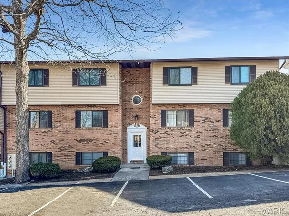 15 Village West Ct APT 302, Washington, MO 63090
