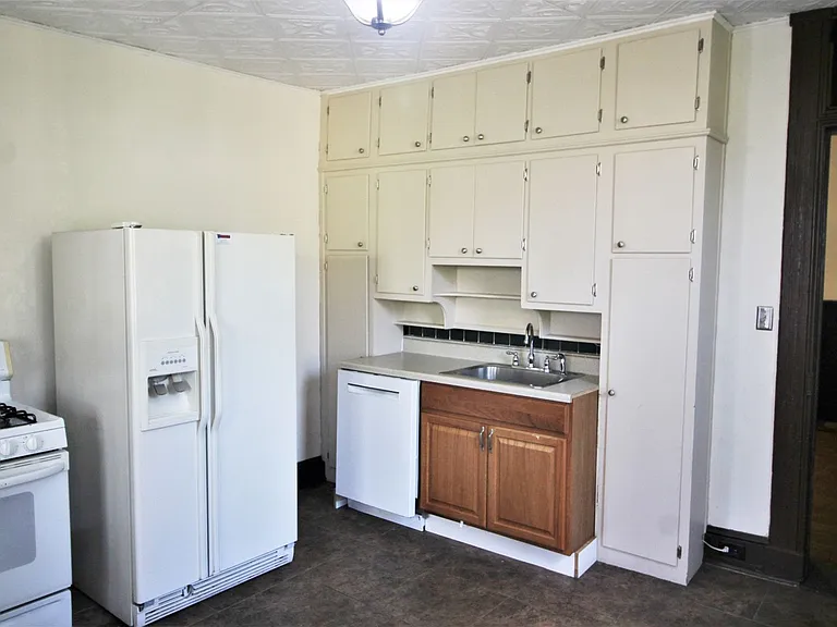 2125 Saint Paul St — Photo 6