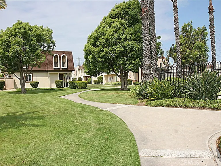 9746 Monte Carlo Cir — Photo 35