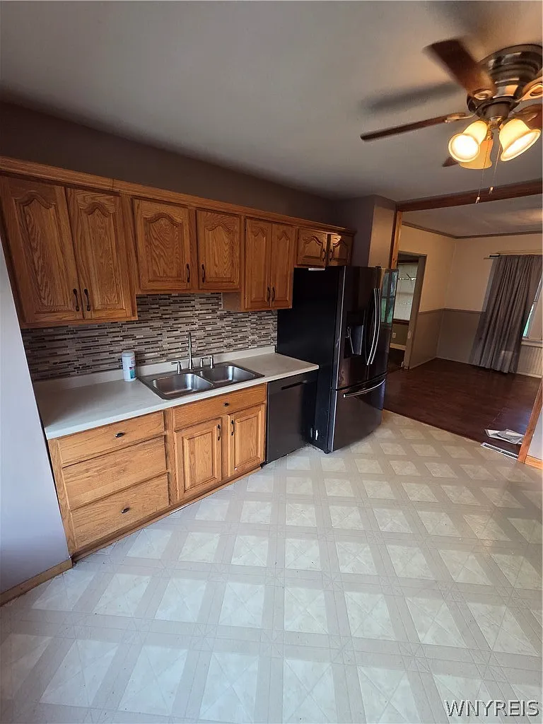 3 bed, 1.5 bath, 3194 sqft, $1,600 — Photo 3
