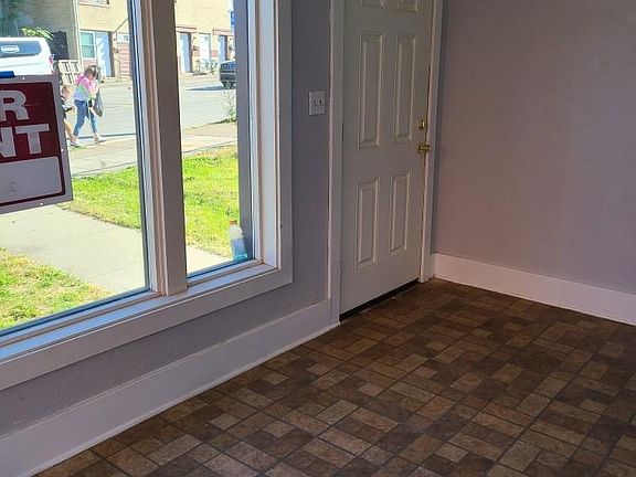 Sun room as you walk into the unit.