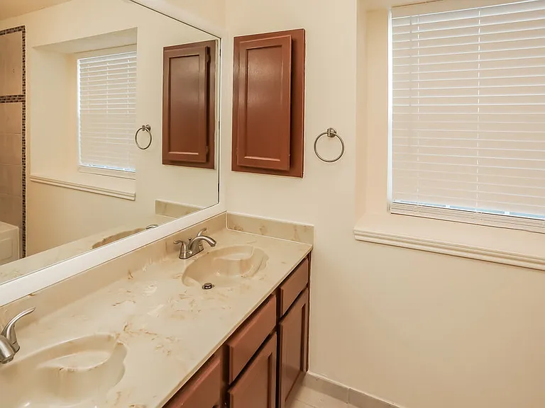 916 Richards Dr — Photo 10