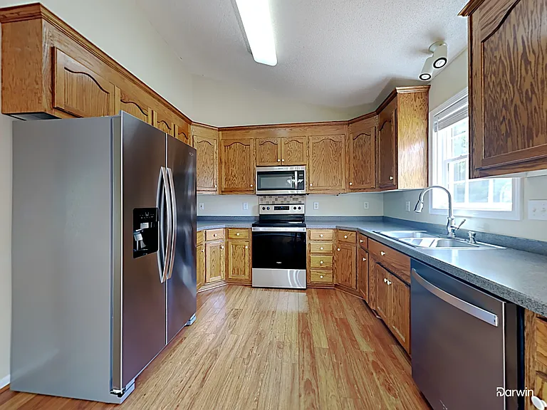 103 Lafayette Rd — Photo 2