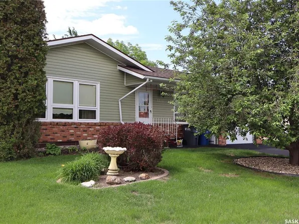 1010 Granville Ave, Assiniboia, SK S0H 0B0