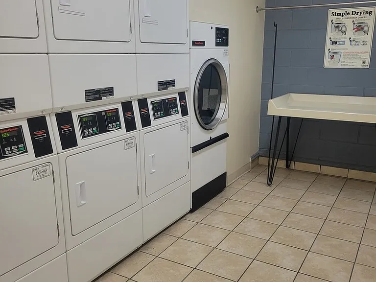 111 E Chestnut St #20D — Photo 8