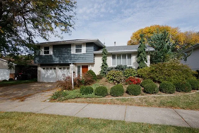 3321 W Capitol Dr photo 1