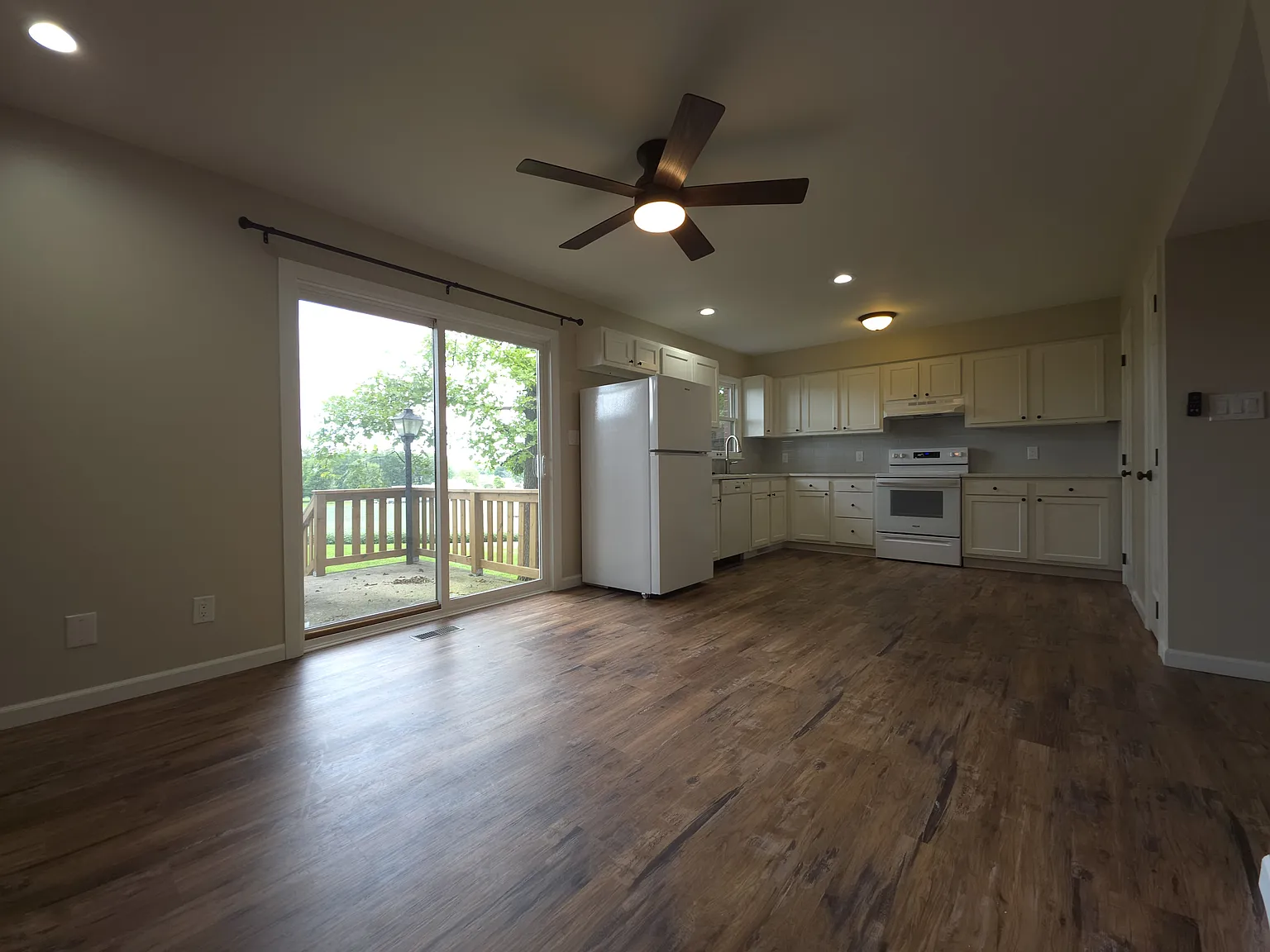 3 bed, 1.5 bath, 1440 sqft, $1,695 — Photo 2