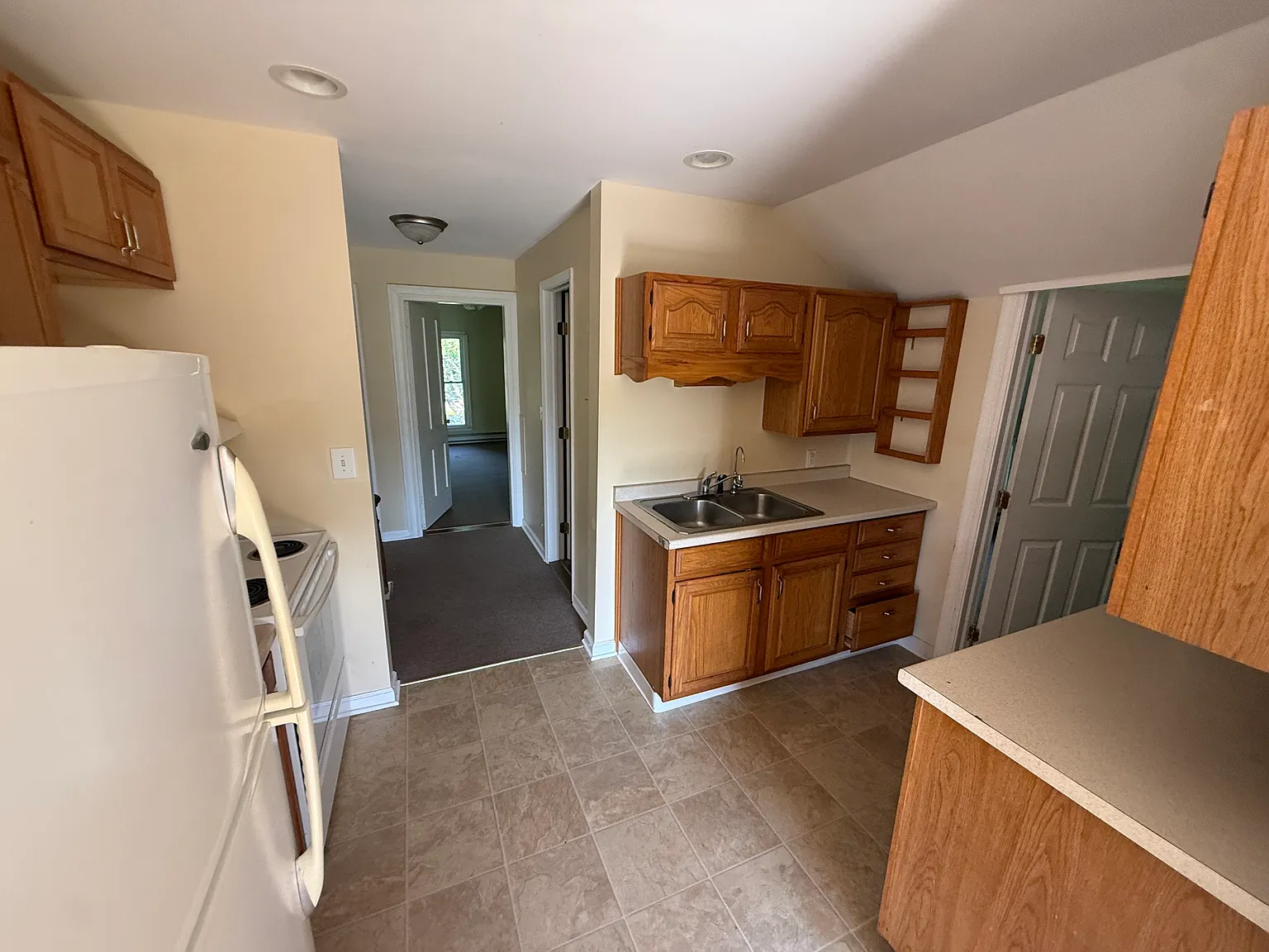 3 bed, 1100 sqft, $1,350 — Photo 4