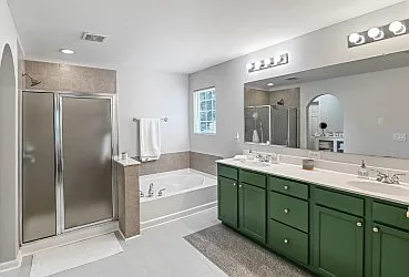 5 bed, 3300 sqft, $2,850 — Photo 4