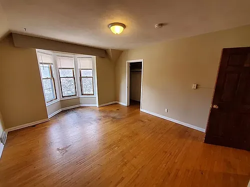 576 Bay St Photo 1