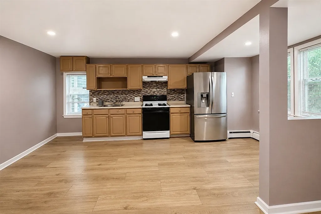 3 bed, 1.0 bath, 1150 sqft, $2,800 — Photo 2